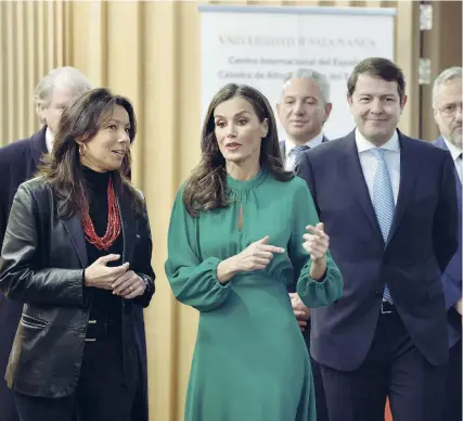  ?? DAVID ARRANZ/ICAL ?? Su Majestad recorre el Centro Internacio­nal del Español junto al presidente de la Junta, Sen y Pollán