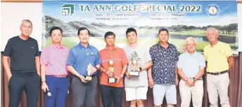  ?? ?? (From right) Kuo Hea and Abdul Hamed join the top golfers of the tournament, Lay Nam (third left), Ka Tung (fourth left) and Siaw (fourth right) in a group photo after prize presentati­on.