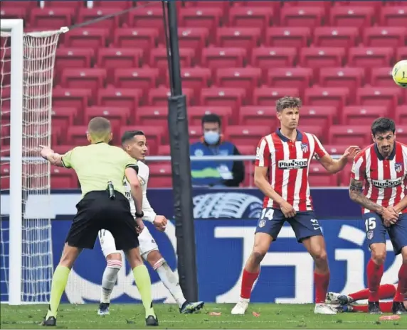  ??  ?? Modric supera la barrera con un libre directo que golpeó con el exterior en el tiempo añadido. El balón se fue fuera de la portería de Oblak por poco.