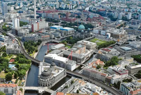  ?? Fotos: dpa ?? Mitten in Berlin befindet sich die Museumsins­el. Darauf gibt es fünf große Museen. Das ist etwas Besonderes.