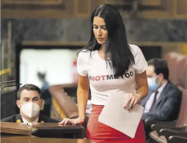  ?? Alberto Ortega / Europa Press ?? La diputada de Vox Carla Toscano, con una camiseta con el lema ‘#NotMeToo’, durante un debate sobre la ley del ‘sí es sí’.