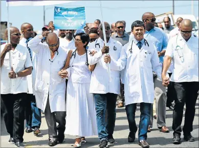  ?? Picture: EUGENE COETZEE ?? PLEA FOR PEACE: Some of the Port Elizabeth doctors who are fed up with being the target of criminals