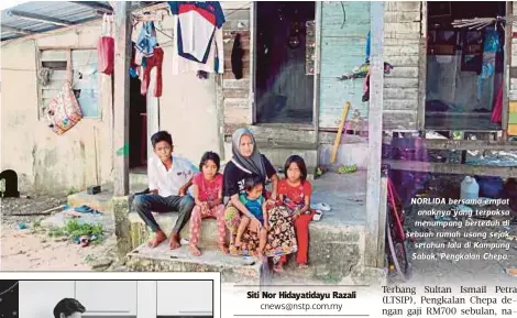  ??  ?? NORLIDA bersama empat anaknya yang terpaksa menumpang berteduh di sebuah rumah usang sejak setahun lalu di Kampung Sabak, Pengkalan Chepa.