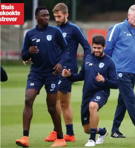  ?? Foto JEFFREY GAENS ?? Peter Maes observeert zijn spelers tijdens de training.