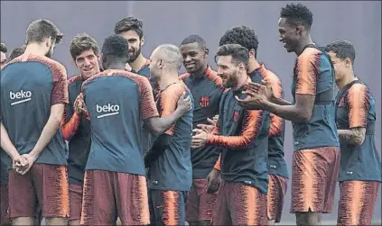  ?? FOTO:PERE PUNTÍ ?? Discurso y collejas Iniesta dijo unas palabras al equipo antes del entrenamie­nto y sus compañeros le hicieron un cariñoso ‘túnel’