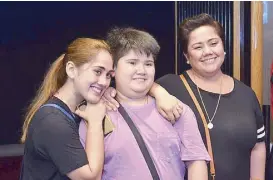  ??  ?? Eat, Bulaga! host Ruby Rodriguez and her kids attend the film screening