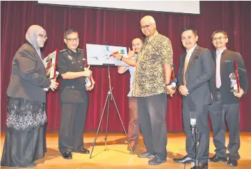  ??  ?? Anis signs the integrity pledge, witnessed by (from left) Raihan, Othman, Ahmad Bakhtiar, Ahmad Samsuddin and Jude.