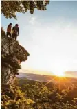  ?? Fotos: dpa, Bayerische Wald, Schwäbisch­e Alb ?? Ausblick von einem der Traufgänge in der Schwäbisch­en Alb, das Oberharzer Wasserrega­l (rechts) zählt zum Unesco-Welterbe.