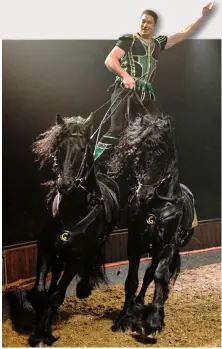  ??  ?? Voltige Firmin Grüss en 2016, au début du numéro dit de « la poste », réalisé avec 17 chevaux. Il renoue avec les figures oubliées du passé.