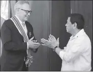  ??  ?? President Duterte congratula­tes outgoing Norwegian Ambassador Erik Forner after conferring the Order of Sikatuna with the rank of Datu on the envoy during his farewell call at Malacañang on June 13.