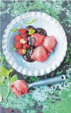  ?? FOTO: WOLFGANG SCHARDT /GRÄFE UND UNZER ?? Sogar Eis lässt sich auf Lupinenbas­is herstellen: Hier eine Variante mit Himbeeren, Sahne und Schokosoße.