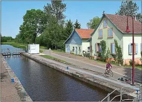  ??  ?? La voie cyclable dans le Territoire de Belfort, le long du canal du Rhône au Rhin.