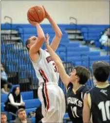  ??  ?? ‘Skins shooter Trevor Lay (L) avoids Dan Kockott’s defense.