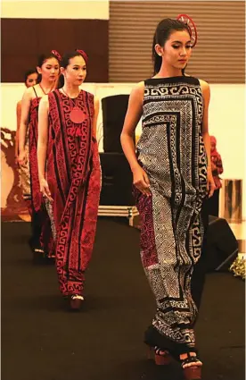  ?? GHOFUUR EKA/JAWA POS ?? READY-TO-WEAR: Peragaan busana yang berbahan kain tenun Sumba karya Handy Hartono dalam acara Bang Wetan Festival 2018 di Grand City kemarin.