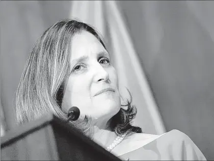  ??  ?? Chrystia Freeland, ministra de Relaciones Exteriores de Canadá, durante una conferenci­a de prensa en Washington en octubre de 2017 ■ Foto Afp