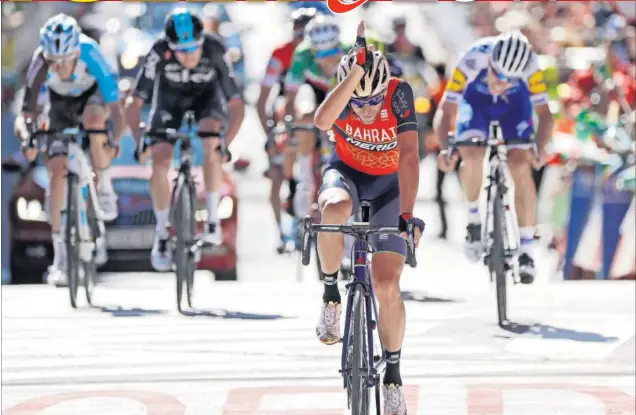  ??  ?? EL TIBURÓN. Vincenzo Nibali celebró su victoria con un gesto sin precedente­s en su dilatada carrera: se llevó la mano a la cabeza para formar una aleta... La aleta del ‘ Tiburón’.