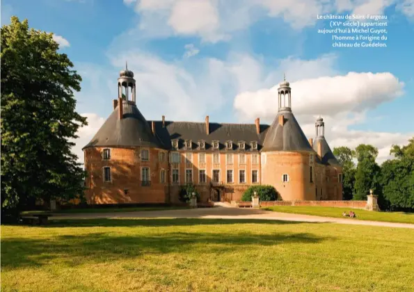  ??  ?? Le château de Saint-fargeau (XVE siècle) appartient aujourd’hui à Michel Guyot, l’homme à l’origine du château de Guédelon.