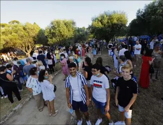  ??  ?? À l’Oliveraie de la villa Elienroc, les bacheliers et collégiens ayant obtenu la mention très bien ont reçu les félicitati­ons des élus et quelques cadeaux. (Photo Patrice Lapoirie)