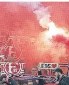  ?? FOTO: DAVID INDERLIED/DPA ?? Düsseldorf­er Fans zünden Pyrotechni­k.