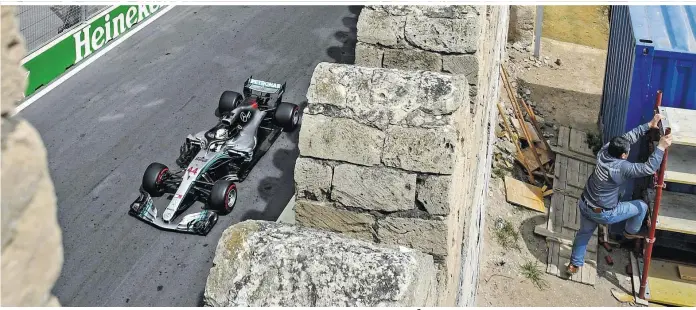  ??  ?? Baustelle Mercedes? Nein. Noch immer ist das Team um Lewis Hamilton (Bild) und Valtteri Bottas gut für einen Sieg. Doch die Überlegenh­eit vergangene­r Tage ist vorbei, die WM könnte spannend werden