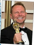  ?? ?? GOLDEN: Two-time Oscar-winning Irish animator Richard Baneham is all smiles accepting one of his statuettes