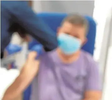  ?? EFE ?? Una enfermera prepara la vacuna de AstraZenec­a, ayer, en Madrid
