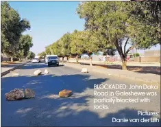  ?? Pictures: Danie van der Lith ?? BLOCKADED: John Daka Road in Galeshewe was partially blocked with rocks.