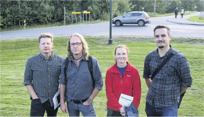  ?? FOTO: TORBJØRN TUNGESVIK ?? BRA, MEN ... : Robert Vala (FAU Klyve skole), Atle Rui (lokalutval­get), Veronika Severinsen (tillitsval­gt i Kverndamme­n barnehage) og Andreas Mustvedt (barnehages­tyrer) er fornøyd med løftene om gangfelt, men ønsker seg helst mer fortau og kanskje et gangfelt til lenger opp i Hulkavegen.