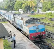  ?? Picture: wikipedia ?? STOPS HERE The Ruhunu Kumari Express train at Aluthgama.