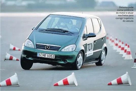  ?? MERCEDES-BENZ ?? Sistema pode cortar potência do motor e atuar nos freios para corrigir trajetória do veículo