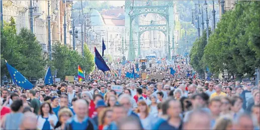  ?? [ Reuters ] ?? Auch in Ungarn regt sich seit Monaten Widerstand gegen Orbans´ Angriff auf die Zivilgesel­lschaft und die Central European University.