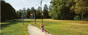  ??  ?? Auf dem Spielplatz in der Donauwörth­er Straße in der Nähe des Trachtenhe­imes gibt es eine Seilbahn und die beherrscht Emily mit ihren sechs Jahren schon perfekt.