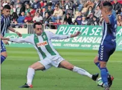  ??  ?? DISPUTA. Aguza y Pomares luchan por el balón en el partido.