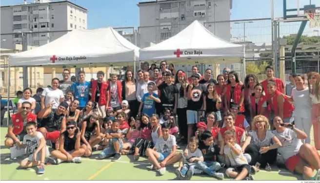  ?? H. INFORMACIÓ­N ?? Todos los participan­tes posaron juntos en una gran foto de familia para clausurar el campamento.