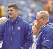  ?? CHRIS PEDOTA/NORTHJERSE­Y.COM ?? Giants quarterbac­k Daniel Jones and owner John Mara chat on the sideline before the Oct. 22 game against Washington at MetLife Stadium in East Rutherford.