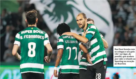  ??  ?? Bas Dost festeja com os colegas o seu golo (26.º na Liga), de penálti, que acabou por valer o triunfo ao Sporting na receção ao Boavista