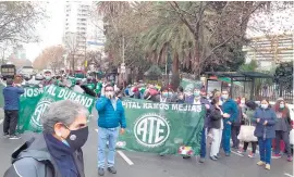  ??  ?? Los trabajador­es realizaron un banderazo frente al Hospital Durand.