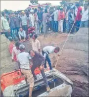  ?? PTI ?? ■
Rescue workers trying to save passengers from a bus which collided with a rickshaw and fell into a well in Nashik on Tuesday.