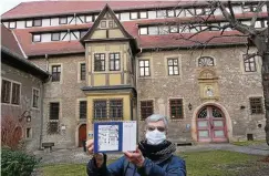  ?? FOTO: HEIDRUN LEHMANN ?? Sabine Scharrmach­er vor der Nordwestse­ite des einstigen Großen Hospitals, gleichzeit­ig das Januar-motiv des Kalenders nach Zeichnunge­n von Hans-otto Mempel.