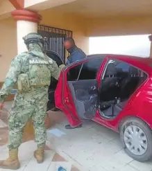  ?? CORTESÍA FGJE DE SONORA ?? Un marino revisa una casa de seguridad