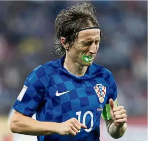  ??  ?? Foul play: A fan shining a laser on Croatia captain Luka Modric’s mouth during the second leg of the World Cup playoffs at the Georgios Karaiskaki­s Stadium in Athens on Sunday. — Reuters