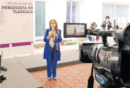  ?? /MIZPAH ZAMORA ?? La gobernador­a del estado, Lorena Cuéllar Cisneros, reconoció el trabajo de periodista­s tlaxcaltec­as