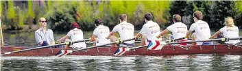  ?? DPA-BILD: MURAT ?? Muss nicht selbst Rudern: William in einem Regattaboo­t auf dem Neckar.