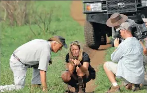  ??  ?? DAD AND DAUGHTER SHOW: The camera rolls as Animal Planet’s Jack Hanna and his daughter Kathaleen Stephenson discuss dung beetles after finding one in the road at Zulu Nyala private game reserve.