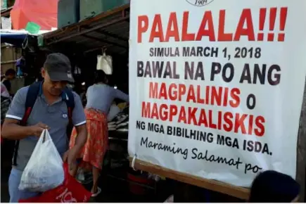  ?? Photo by Milo Brioso ?? ENVIRONMEN­T FRIENDLY. Market goers are required to bring their own market bags following the prohibitio­n of fish scaling and entrails and soon the banning of plastics at the Baguio City public market.