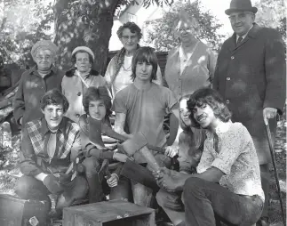  ?? ?? Furze Platt Secondary School pupils chopped firewood for the elderly at the King George VI Club in 1972. Ref:134999-1