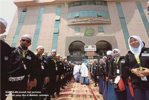  ??  ?? KUMPULAN jemaah haji pertama Malaysia yang tiba di Makkah, semalam.