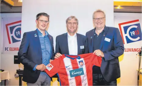  ?? FOTO: LISA HÜRTTLEN/FCH ?? Der Gast hat was mitgebrach­t (von links): Florian Dreier, Helmut Wenzel und Holger Sanwald mit dem aktuellen FCH-Trikot.