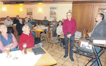  ?? FOTO: KARL-HEINZ SCHWEIGERT ?? Berthold König, Geschäftsf­ührer des Energiebün­dnisses, begrüßt den Referenten Steffen Riedel zum Thema Elektromob­ilität.