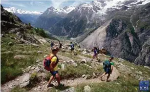  ??  ?? Razif bersama peserta merentasi laluan gunung di perlumbaan di Itali.